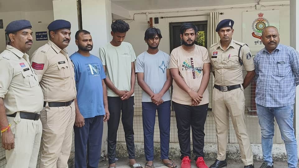 पुलिस की गिरफ्त में आरोपी