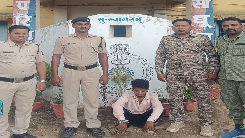 पुलिस की गिरफ्त में आरोपी