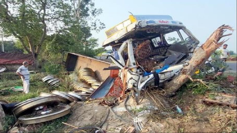 Bijnor: Truck overturns after hitting a tree, two real brothers from Punjab die after being crushed