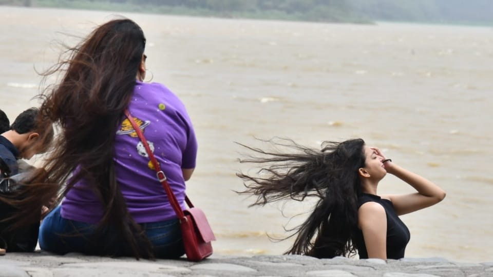 सुखना लेक पर युवतियां