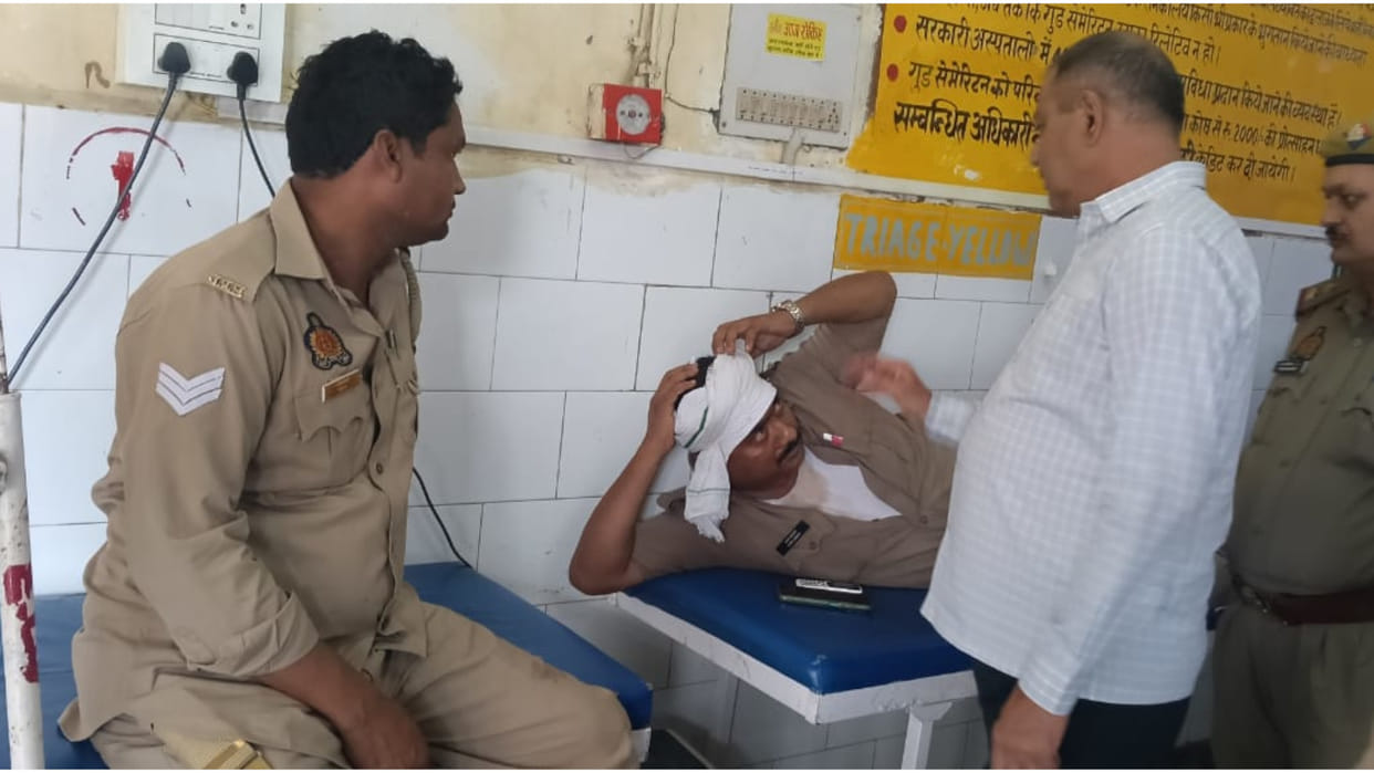 Trailer hits Dial 100 vehicle in Sant Kabir Nagar, two policemen injured