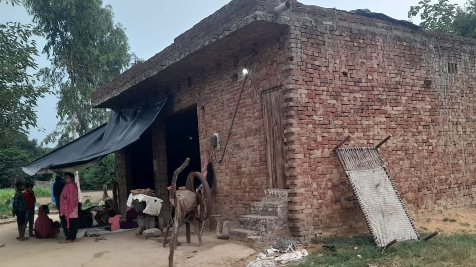 UP: Waited in field till tantrik fell asleep, parked bike 600 meters away, then slit neck with a knife