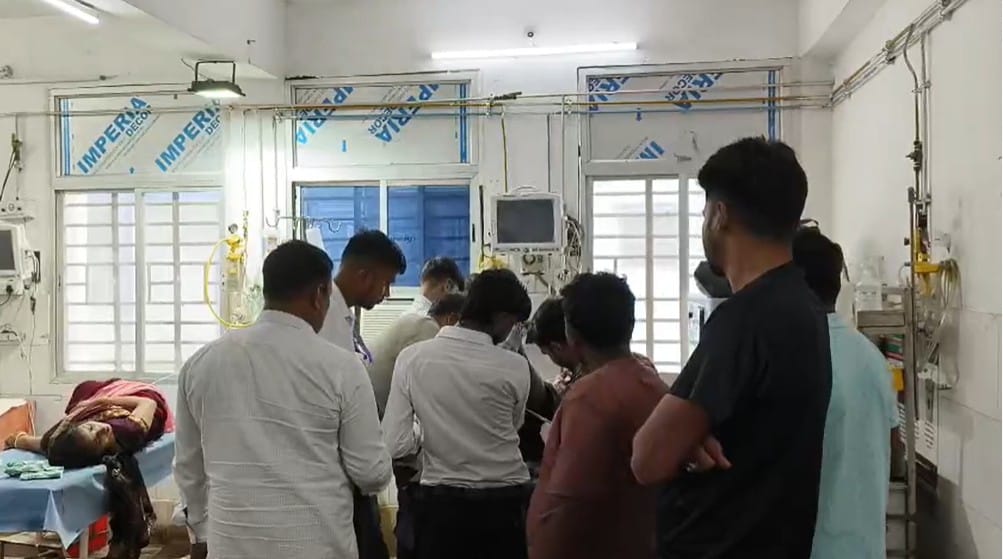 अस्पताल में मौजूद परिजन