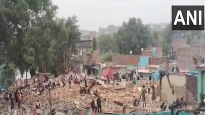 अशोक विहार में गिराई गईं झुग्गियां