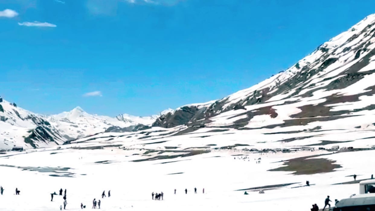Tourism: Baralacha and Shinkula passes have become an alternative to Rohtang, 1500 to 2000 vehicles are arrivi