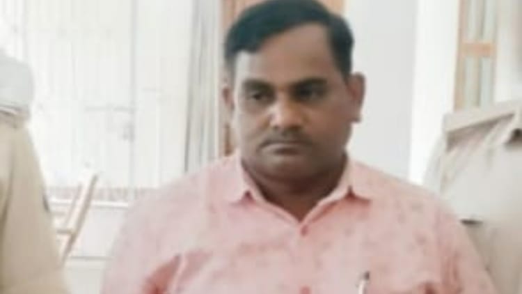 Bihar News : निगरानी अन्वेषण ब्यूरो की बड़ी कार्रवाई, आवास सहायक को रिश्वत लेते रंगे हाथ किया गिरफ्तार