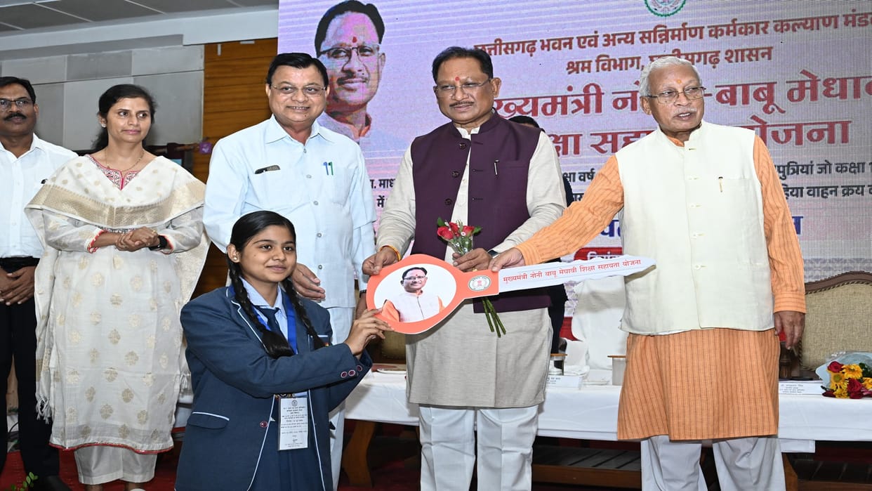 31 meritorious children got two lakh rupees each: CM Sai transferred 19.71 crores to 38 thousand workers accou