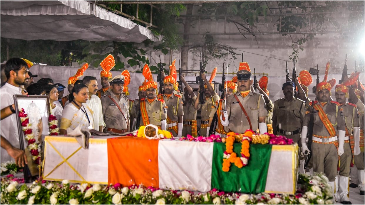 Funeral of former CM Vijay Rupani amid heavy rain, Home Minister Amit Shah paid tribute