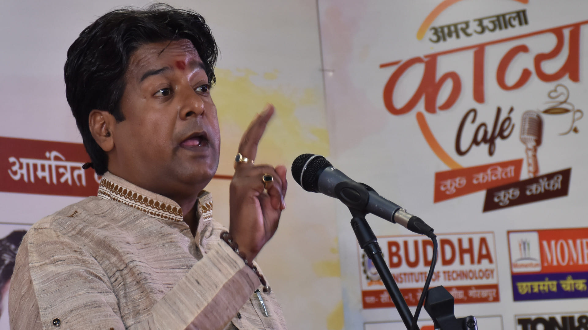 Famous poets gave their presentation in Kavya Cafe in Gorakhpur, it was organized by Amar Ujala