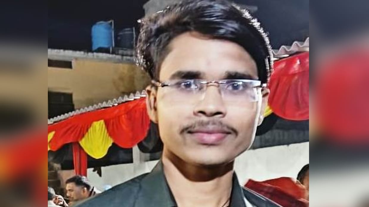 student died due to electric shock who touching the electric pole on divider in Bareilly