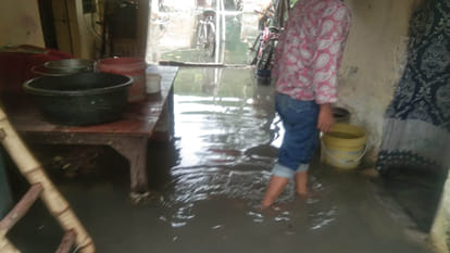 Kanpur: Canal overflows in Niralanagar W Block, water enters houses