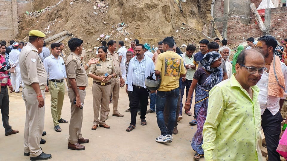 mathura excavation accident six houses collapse three people died 25 thousand reward declare of accused