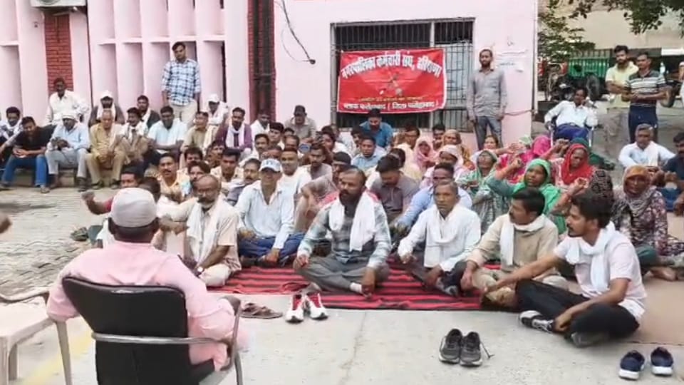Municipal council employees went on strike in Fatehabad