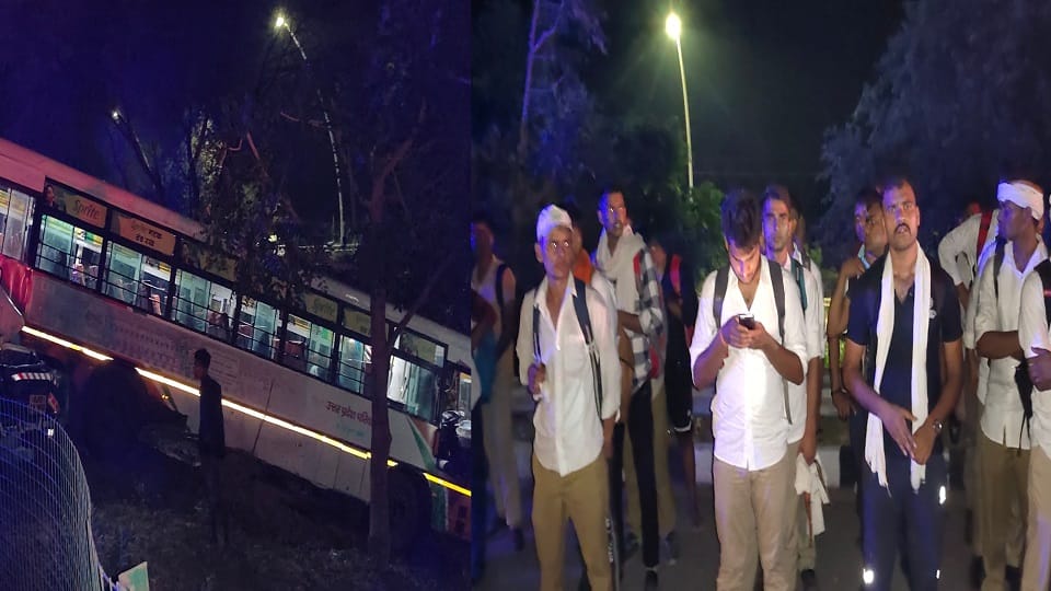 bus candidates returning with  appointment letters of UP Police collided with a trailer and fell into a ditch