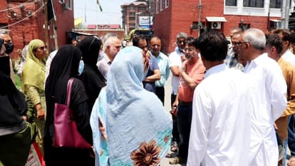Demonstration in Srinagar for the safety and return of children trapped in Iran