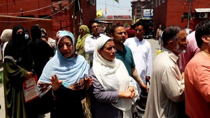Demonstration in Srinagar for the safety and return of children trapped in Iran