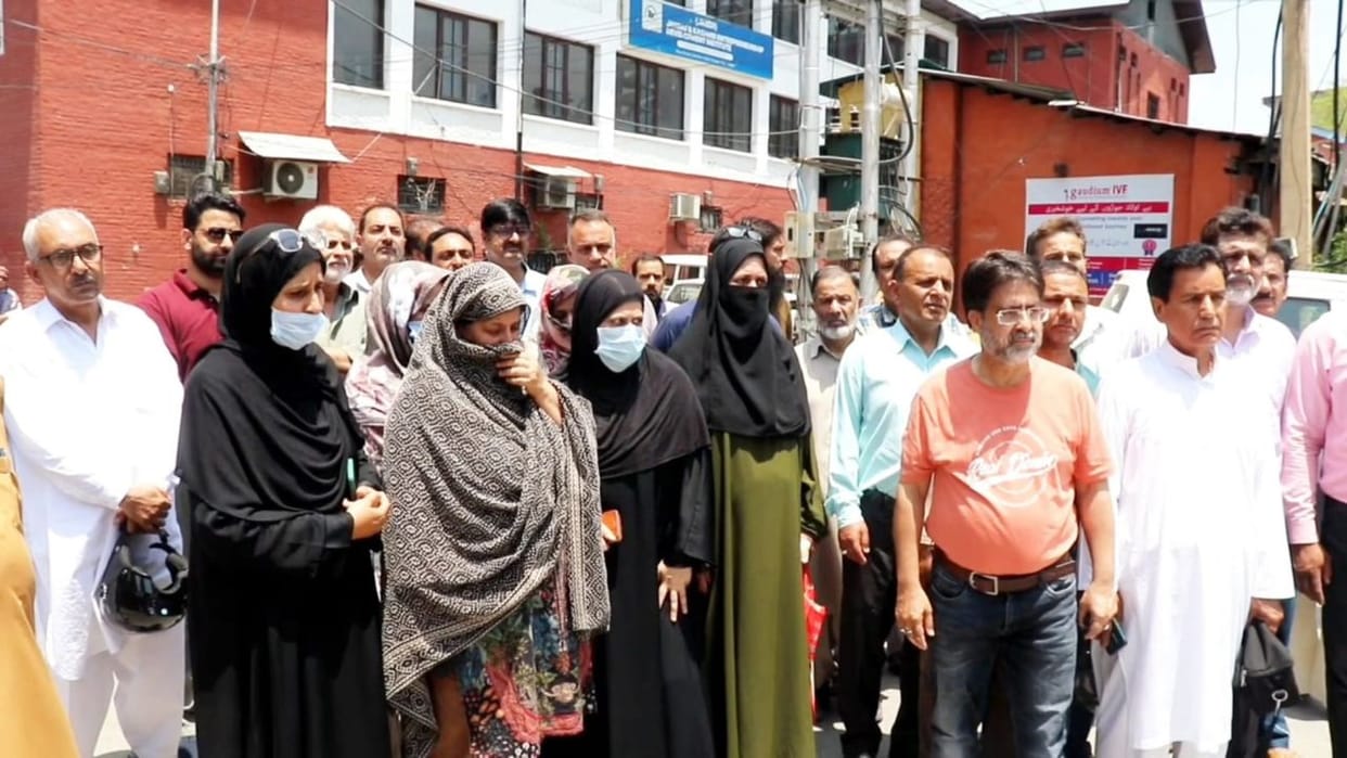 Demonstration in Srinagar for the safety and return of children trapped in Iran