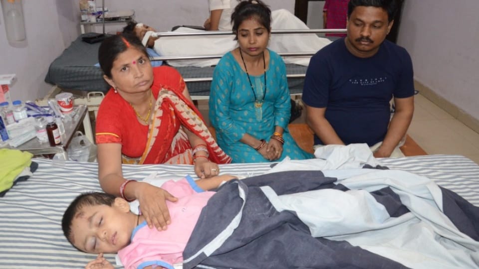 Car overturned in Jhansi while going to visit Maa Pitambara Kanpur couple died