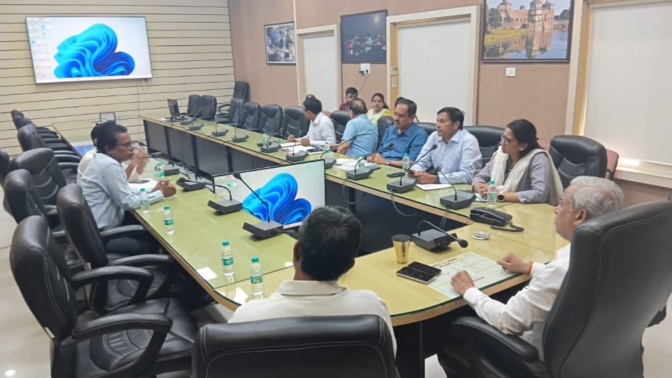 Indore News: Commissioner Slams Power Cuts, Urges Immediate Improvement in Supply