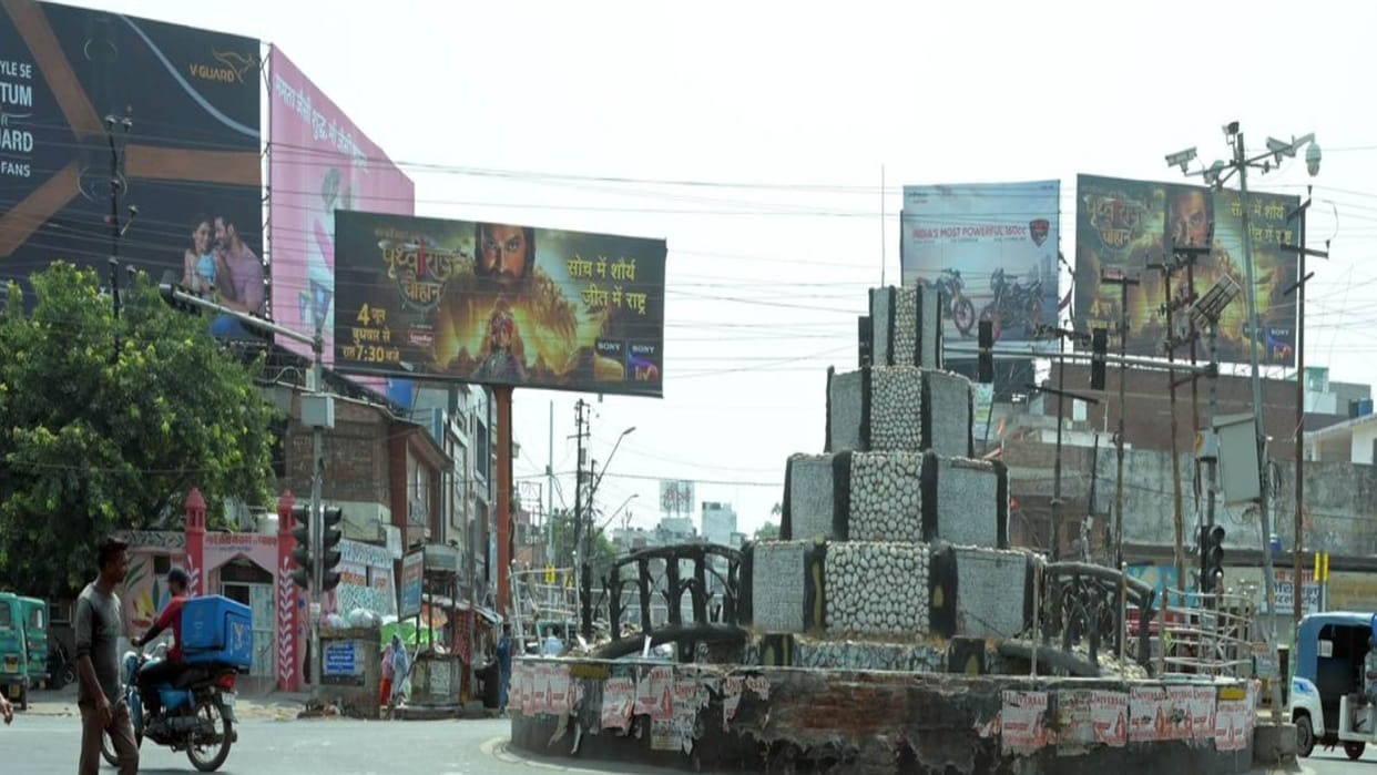Kanpur: Hoardings are shining, huge loss of revenue due to the negligence of the Municipal Corporation