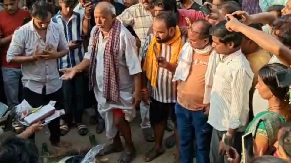 Lover got married by applying vermilion in her hair parting After death of his girlfriend in Maharajganj