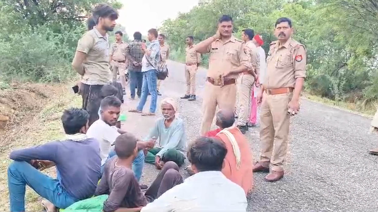 Banda: bus carrying workers from Pratapgarh overturned in ditch, 30 people injured