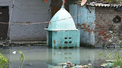 Kanpur: Canal overflows in Niralanagar W Block, water enters houses