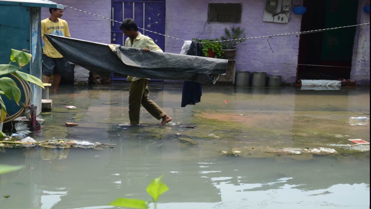 Kanpur: Canal overflows in Niralanagar W Block, water enters houses