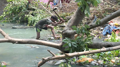 Kanpur: Canal overflows in Niralanagar W Block, water enters houses