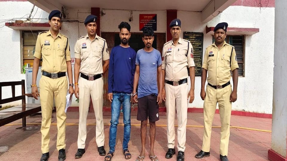 Janjgir Champa Attack with beer bottle due to enmity two arrested in Janjgir Champa