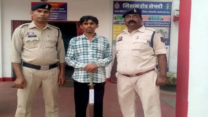 Janjgir Champa Attack with beer bottle due to enmity two arrested in Janjgir Champa