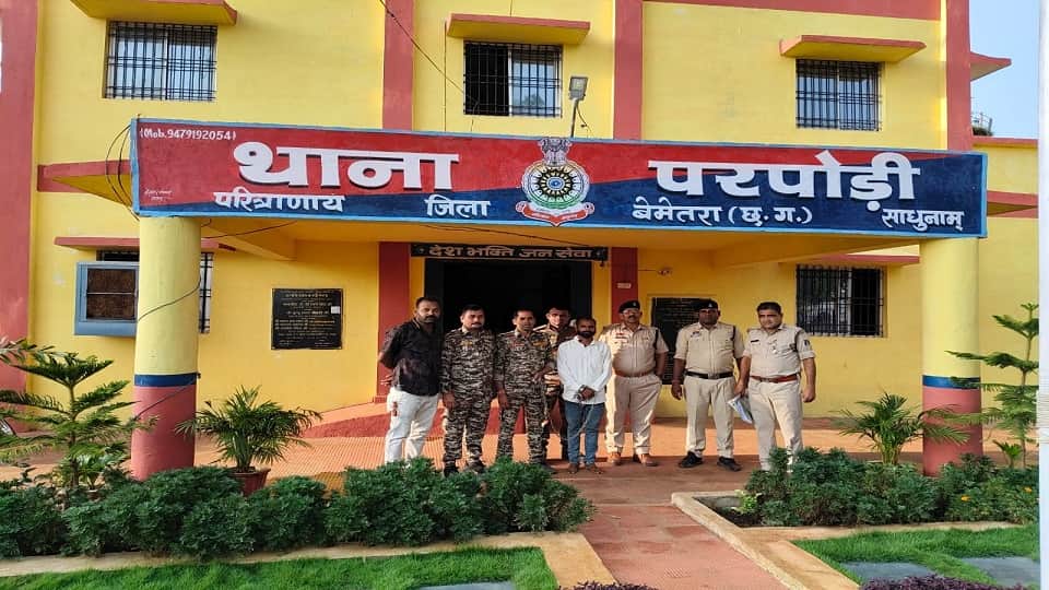 पुलिस की गिरफ्त में आरोपी