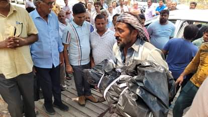 पोटली में लाए गए शव।