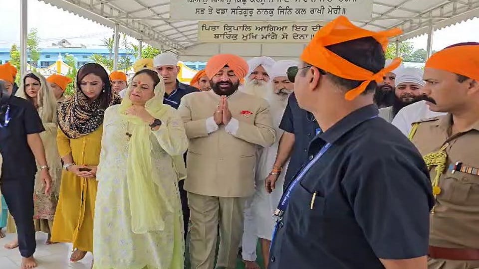 Governor Lieutenant General Gurmit Singh paid obeisance at the Gurudwara in kashipur