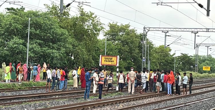 Bihar: पसराहा स्टेशन पर ट्रेन से कटकर महिला की मौत, शरीर दो टुकड़ों में बंटा, परिजनों में मचा कोहराम