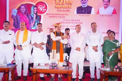 सीएम लाड़ली बहनों के खाते में राशि ट्रांसफर करते हुए