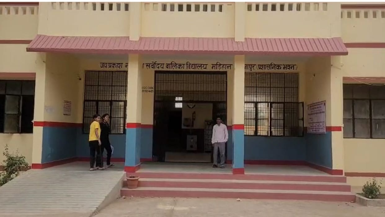 Students of Government Ashram School of Madihan waved the flag of success