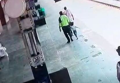UP: आगरा कैंट स्टेशन से मासूम का अपहरण...बच्चे को लेकर ट्रेन में बैठ गया आरोपी, सीसीटीवी में कैद हुई घटना innocent child was kidnapped from Agra Cantt station incident was captured on CCTV