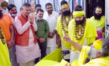 संत प्रेमानंद के दर्शन करते विधानसभा अध्यक्ष सतीश महाना।