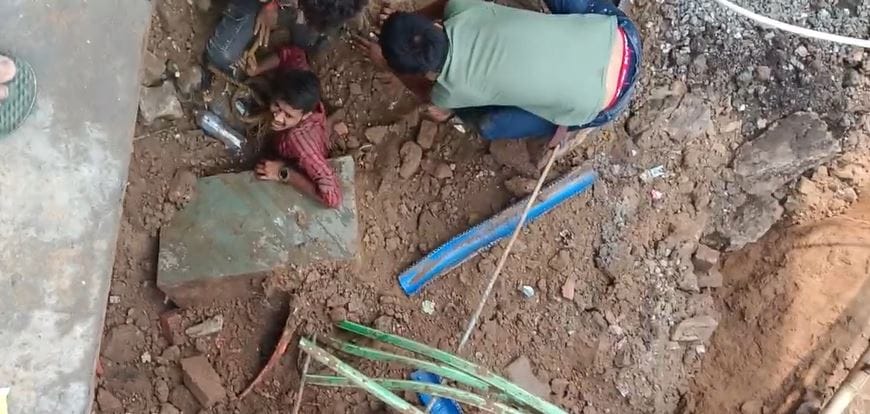 Heavy rain in Agra road collapsed and the young man got stuck horrifying video of the accident went viral