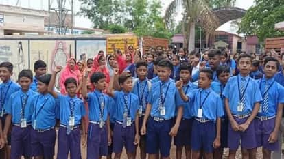 Children of pre-secondary school boycotted education sat on strike in Durg