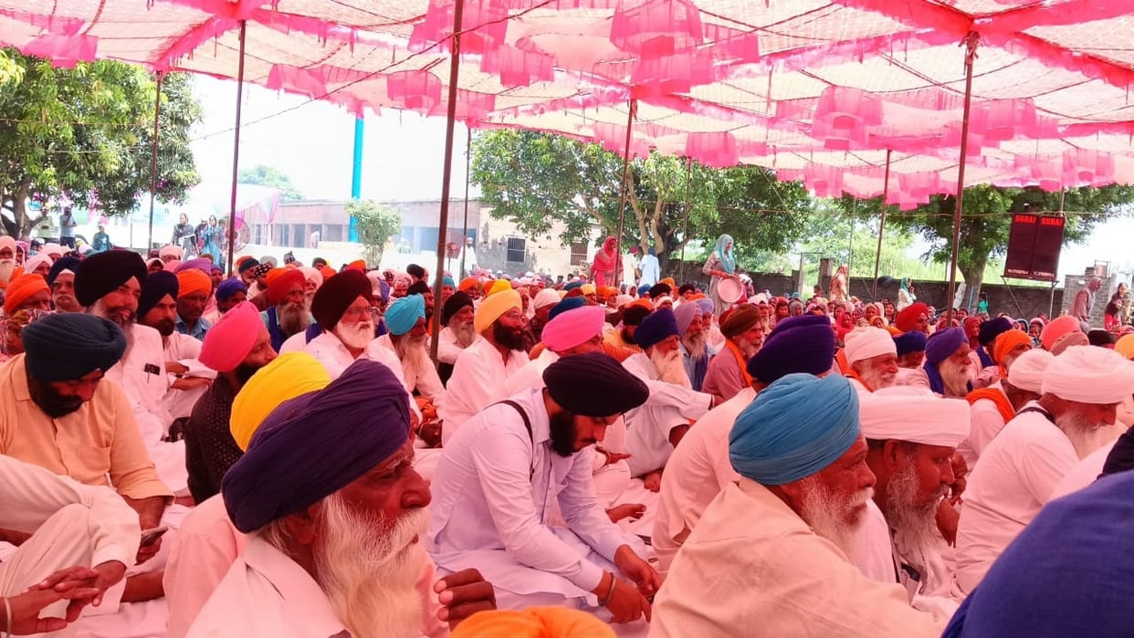 many families returned Sikh religion and paid obeisance at the Gurudwara in Pilibhit