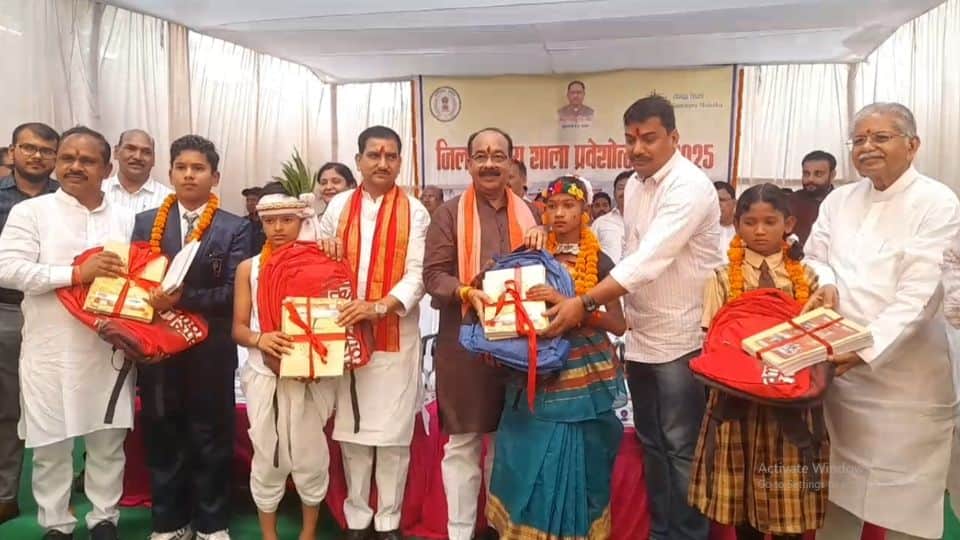 उपमुख्यमंत्री अरुण साव और केंद्रीय मंत्री तोखन साहू व अन्य