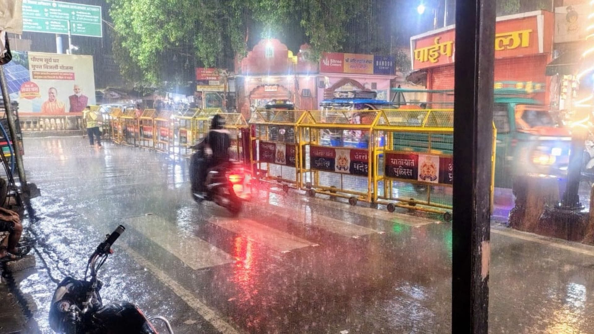 UP Weather News 13 people died in Bundelkhand and Purvanchal due to rain torrential rain will continue