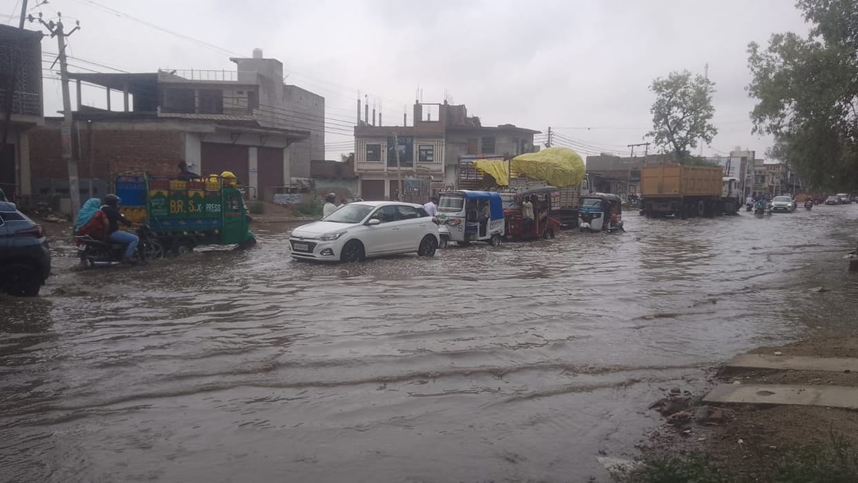 first rain has worsened the situation Agra-Aligarh National Highway is submerged