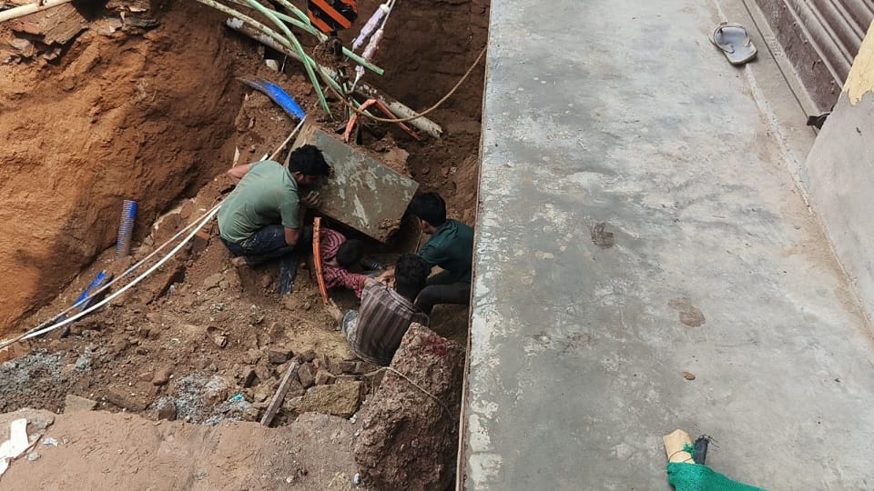 road burst as soon as stepped on it young man buried in the ground and kept writhing in pain for an hour