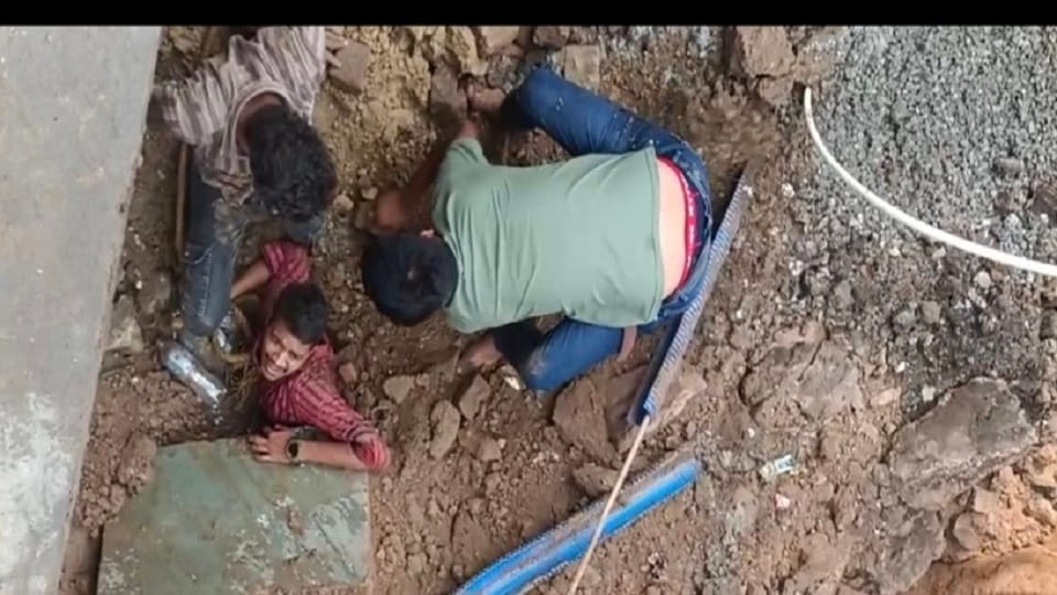 road burst as soon as stepped on it young man buried in the ground and kept writhing in pain for an hour