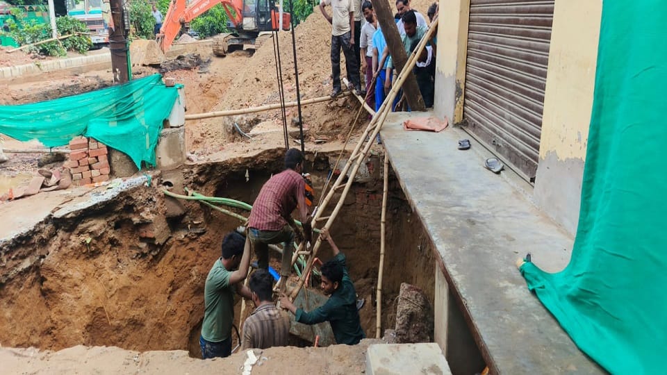 road burst as soon as stepped on it young man buried in the ground and kept writhing in pain for an hour