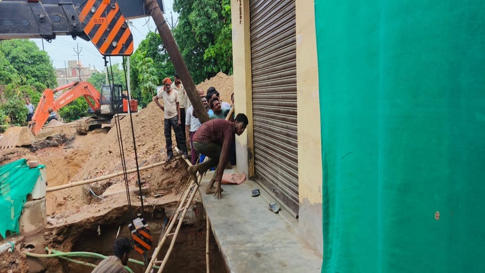 road burst as soon as stepped on it young man buried in the ground and kept writhing in pain for an hour