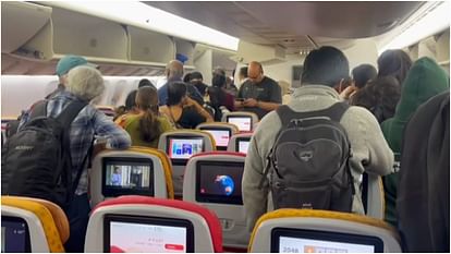 Air India: सैन फ्रांसिस्को से मुंबई आ रही एअर इंडिया की फ्लाइट में खराबी, कोलकाता में यात्रियों को उतारा गया Air India flight from San Francisco to Mumbai suffers technical snag; passengers deplaned in Kolkata